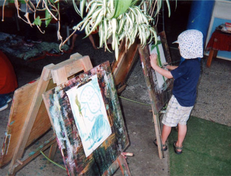 保育園で絵を描く子ども